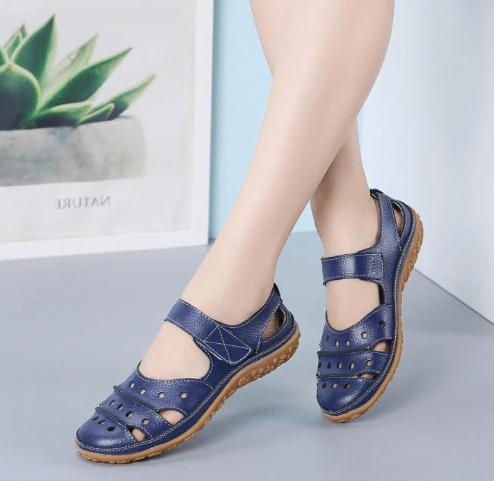 Flache Damen-Ledersandalen mit Hohlhaken