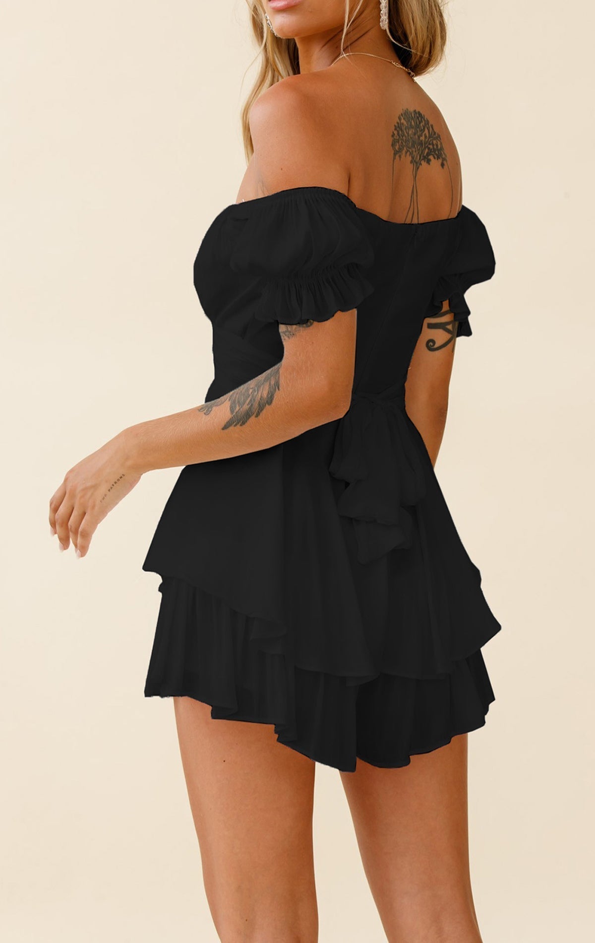 Kurzärmeliger Jumpsuit mit einem Halsausschnitt