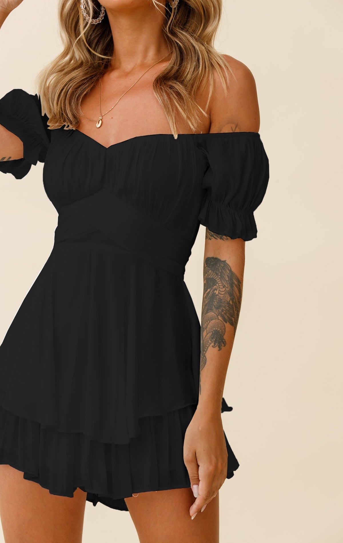 Kurzärmeliger Jumpsuit mit einem Halsausschnitt