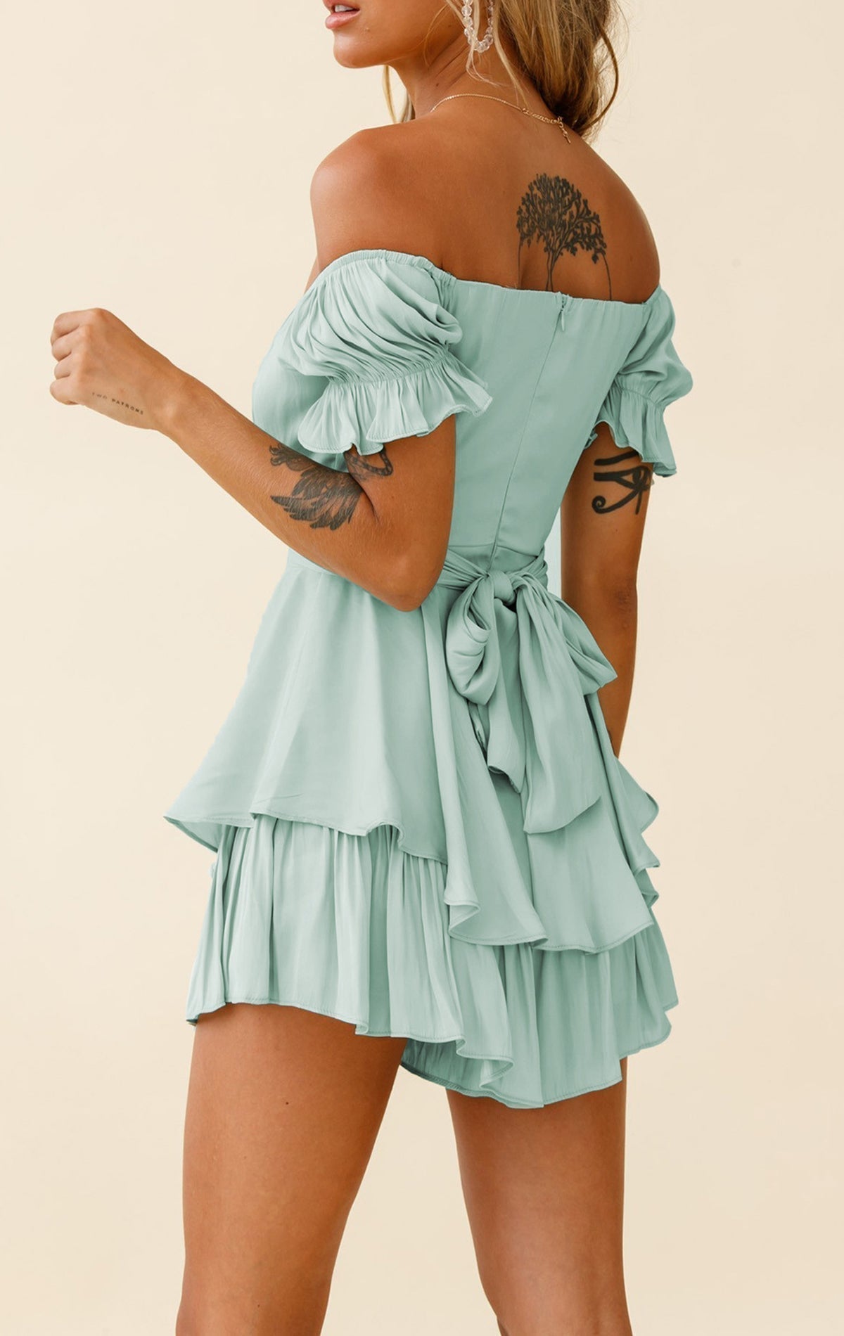 Kurzärmeliger Jumpsuit mit einem Halsausschnitt