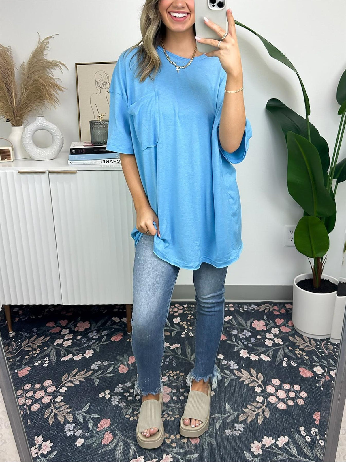 Damen-T-Shirt mit kastiger Passform und offenem Saum (3 kaufen, Versandkostenfrei)