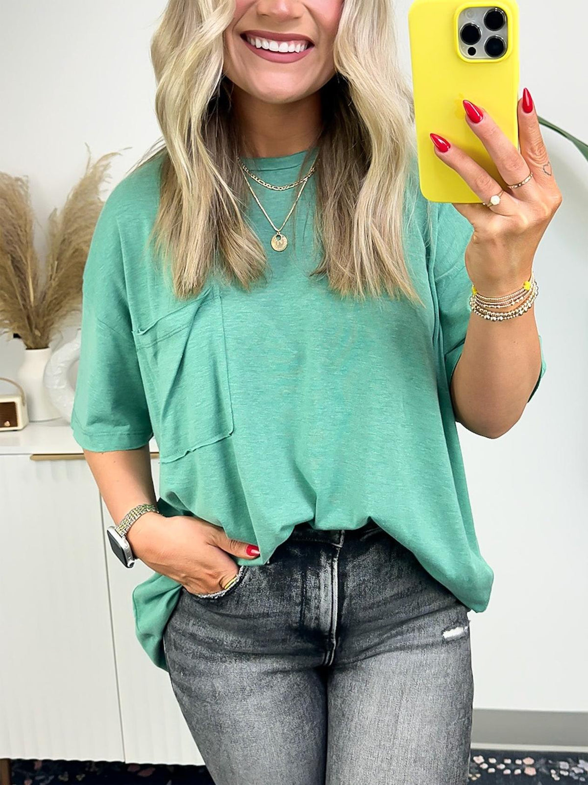 Damen-T-Shirt mit kastiger Passform und offenem Saum (3 kaufen, Versandkostenfrei)