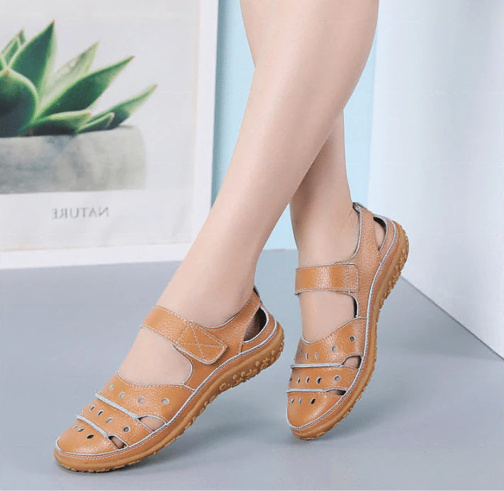 Flache Damen-Ledersandalen mit Hohlhaken