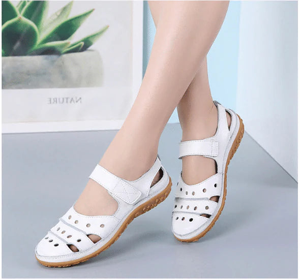 Flache Damen-Ledersandalen mit Hohlhaken