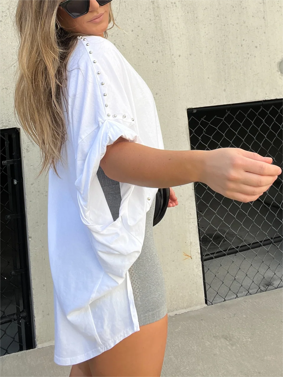 Kurzarm-Oversize-Oberteil mit Washed-Look, Rollärmeln und Nieten (Kaufe 2 und erhalte kostenlosen Versand)