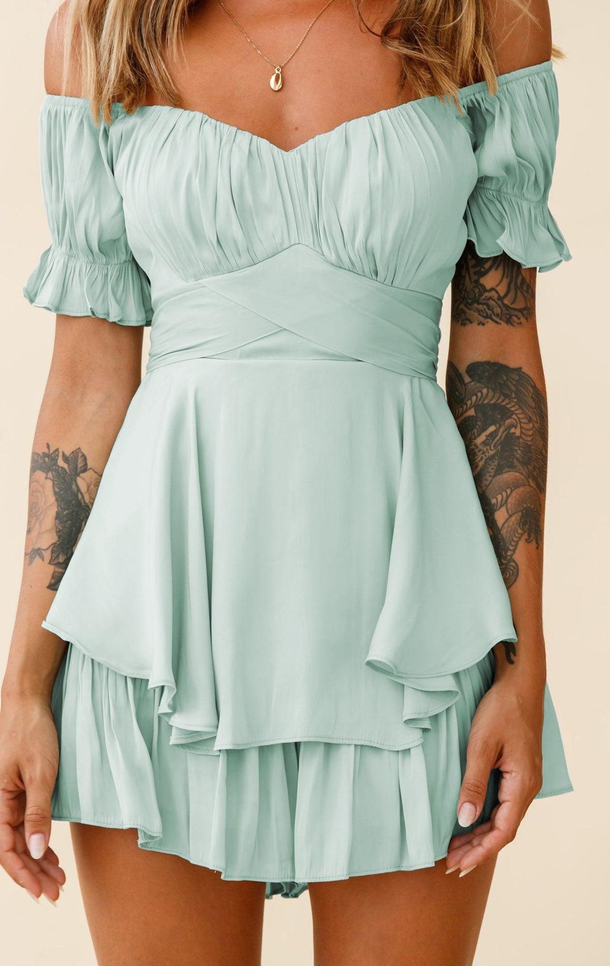 Kurzärmeliger Jumpsuit mit einem Halsausschnitt