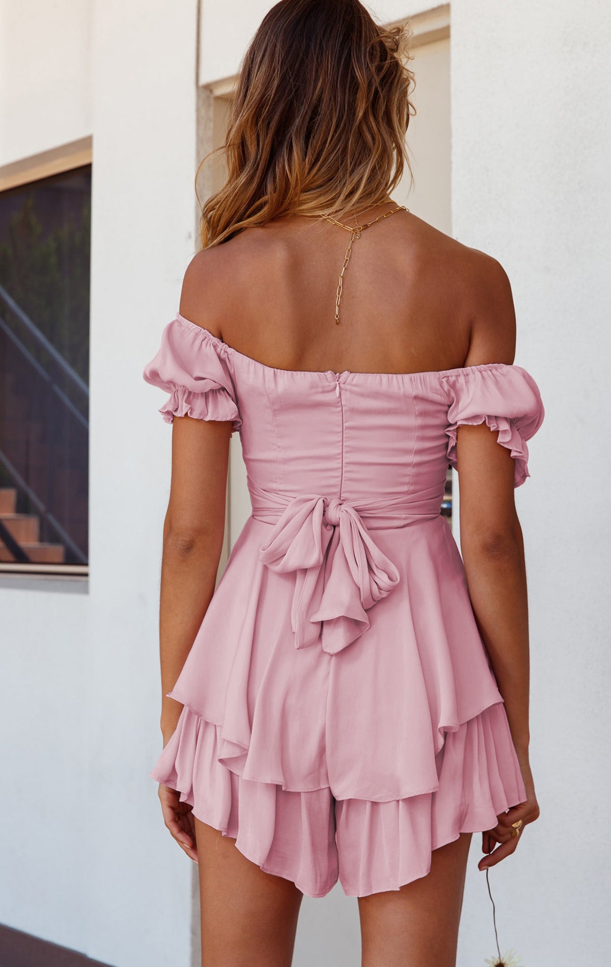 Kurzärmeliger Jumpsuit mit einem Halsausschnitt