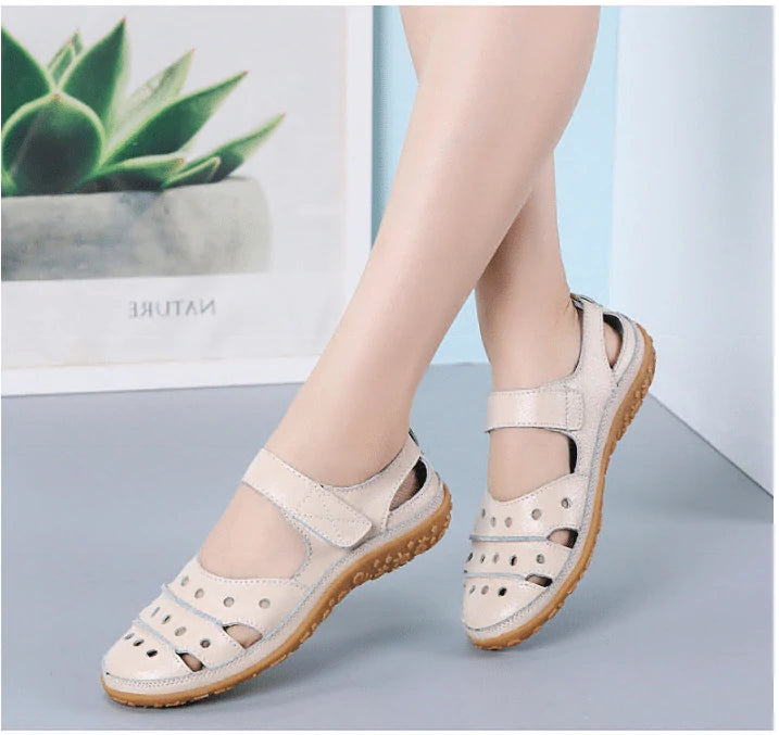 Flache Damen-Ledersandalen mit Hohlhaken