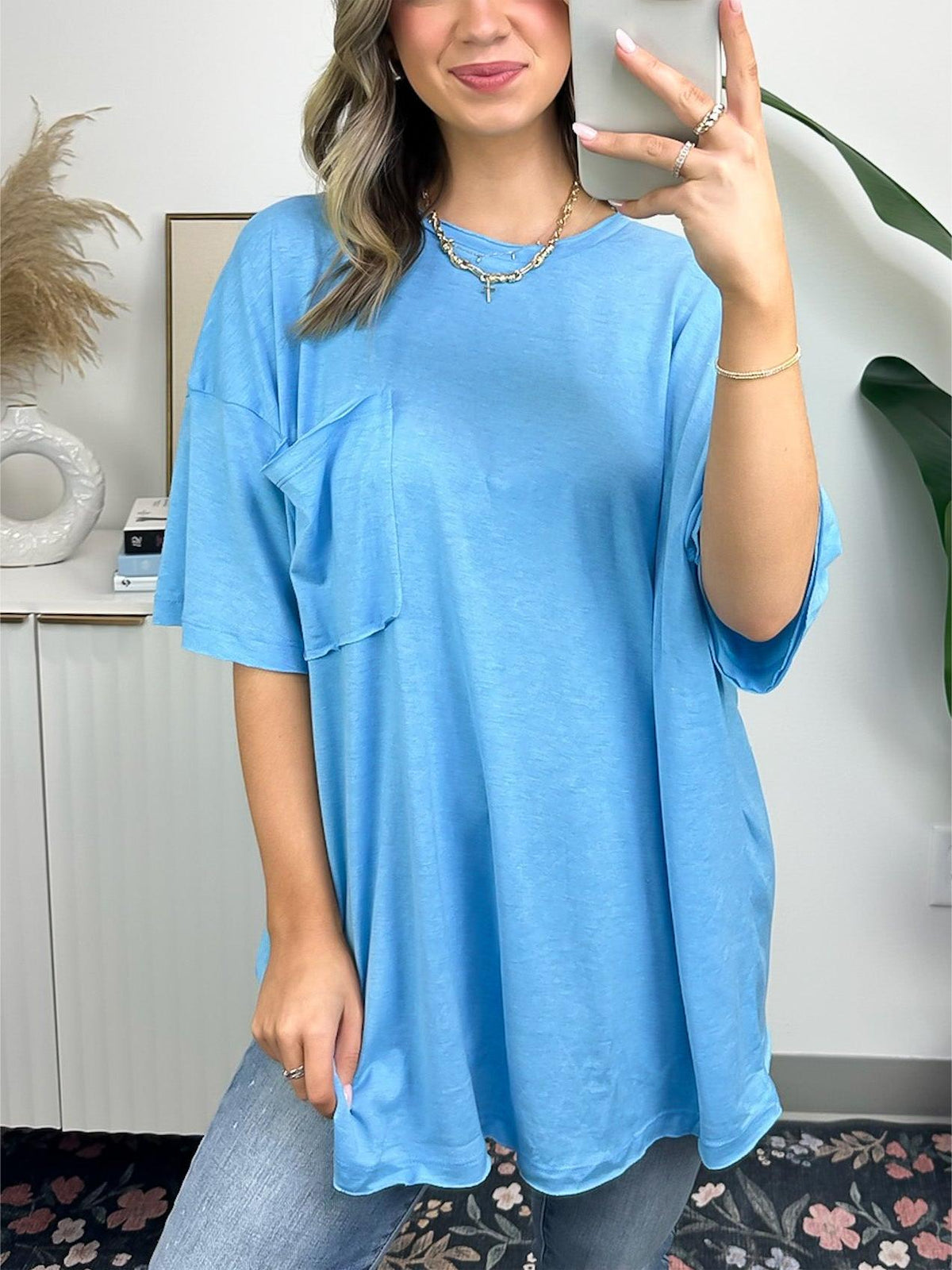 Damen-T-Shirt mit kastiger Passform und offenem Saum (3 kaufen, Versandkostenfrei)