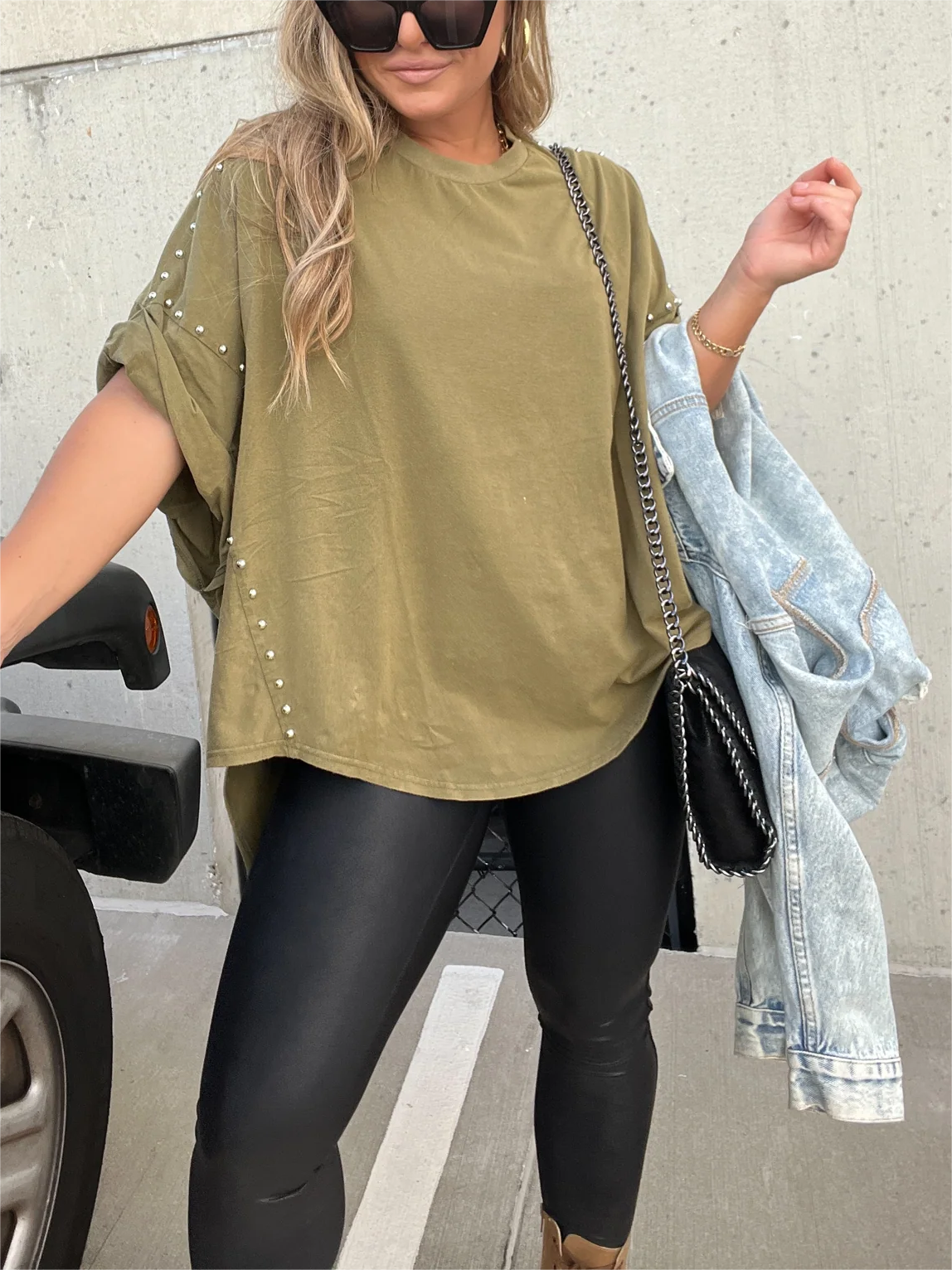 Kurzarm-Oversize-Oberteil mit Washed-Look, Rollärmeln und Nieten (Kaufe 2 und erhalte kostenlosen Versand)